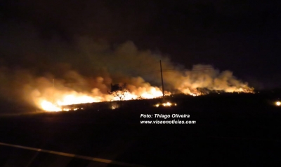 Incêndio às margens da SP-294 mobiliza Bombeiros