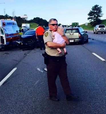 Policial acalma bebê após acidente e foto bomba na web