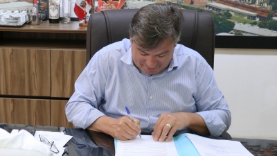 Volta ao trabalho! Após susto, prefeito Daniel volta ao gabinete