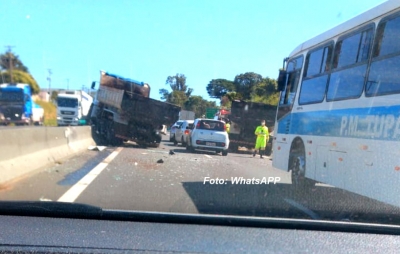  Acidente envolvendo caminhões interdita a rodovia do Contorno