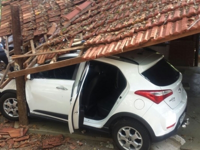 Carro desgovernado atinge quiosque e atropela mulher