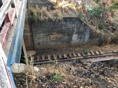Homem cai de 8 metros de altura e é achado vivo 2 dias depois