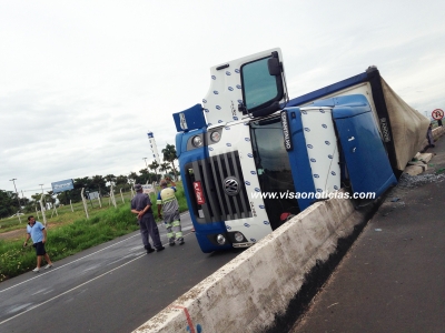 Campus: caminhão tomba na alça de acesso do Contorno 