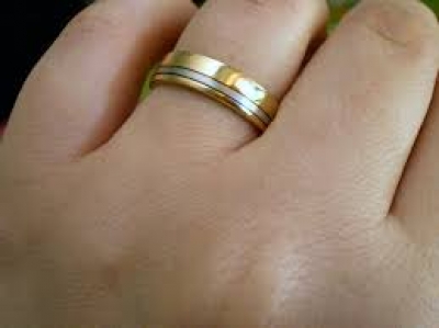 Assaltante morde dedo de vítima para roubar aliança