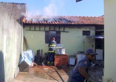 Corpo de Bombeiros controla incêndio em residência