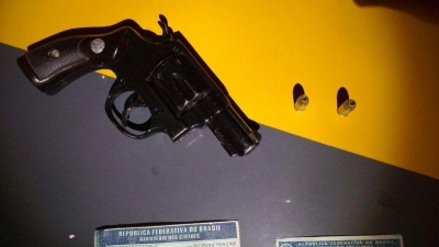 Homem é preso com arma em acidente de trânsito