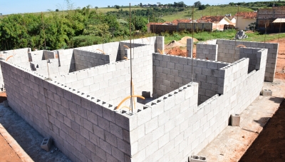 Começam a ser erguidas paredes das 50 casas CDHU de Pompeia