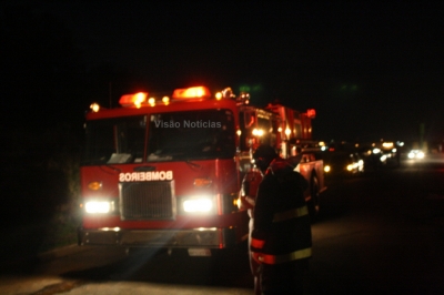 Ao retornar de churrasco, mulher encontra casa em chamas