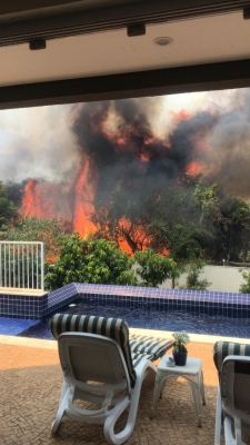 Fogo em vegetação leva medo a moradores de condomínio da zona leste