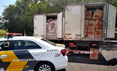 Polícia Rodoviária três caminhões carregados com cigarros contrabandeados