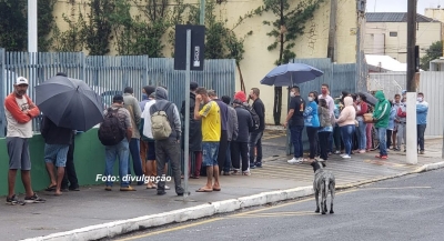 Ação social da Primeira Igreja Batista distribui roupas e agasalhos em Marília