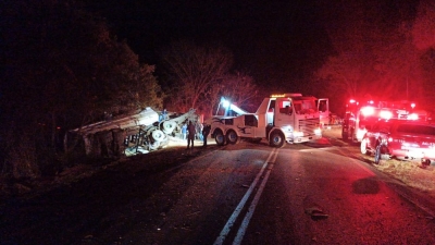 Caminhão tomba em cima de carro e veículo fica soterrado por carga de açúcar; duas pessoas morreram