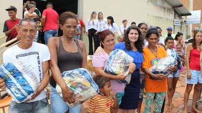 Fundo Social entrega cestas básicas à famílias da Vila Barros