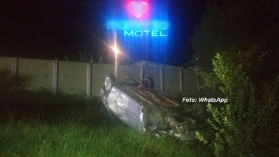 Carro capota e quase entra em motel. Motorista foge de hospital. Mortes ocorrem na região.