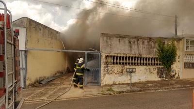 Carro pega fogo em garagem na zona oeste
