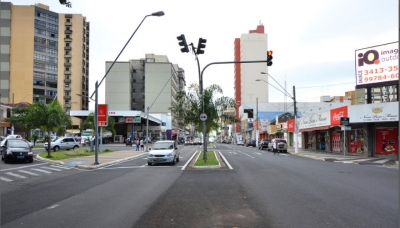 Prefeitura promove varrição mecanizada nas ruas do comércio