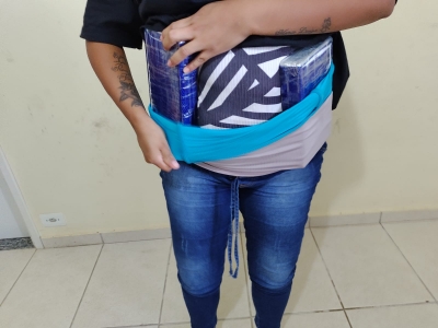 Mulheres são presas escondendo cocaína enroladas no corpo