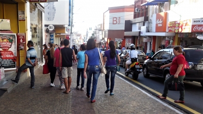 Lojas fecham no feriado e abrem na sexta e sábado