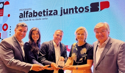 Marília recebe prêmio por ótimo desempenho na alfabetização de crianças