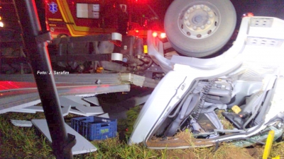 Rapaz morre ao caminhão tombar em rodovia da região