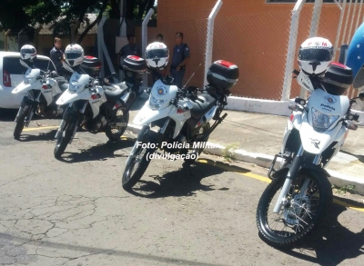 Rapaz adultera cor e placa de moto e veículo é apreendido pela PM