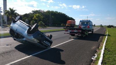 Carro capota na SP-294 e deixa motorista ferido