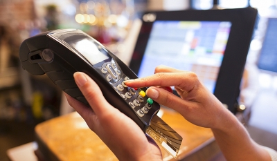 Pagamento eletrônico cresce e cai uso de cheque