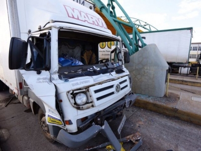 Caminhões se envolvem em acidente na praça de pedágio