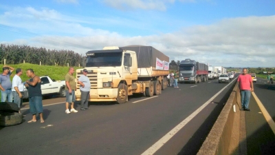 Caminhoneiros bloqueiam rodovia na região