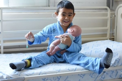 Menino de 4 anos já passou por 16 cirurgias e usa boneco como apoio na sua recuperação