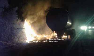 Carreta pega fogo na SP-294. Internauta registra!