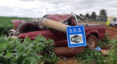 Motorista fica ferido ao bater caminhonete contra poste em rodovia 