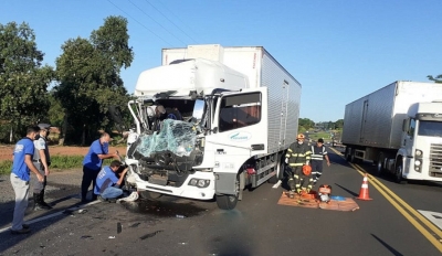 Caminhoneiro fica preso nas ferragens após acidente na SP-294