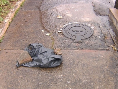 Feto é encontrado dentro de saco de lixo em bueiro