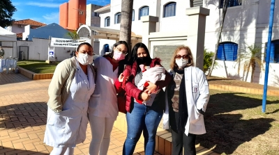 Agosto Dourado: Gota de Leite faz conscientização em drive thru