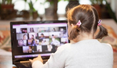 Homens invadem sala de aula virtual com mais de 60 crianças e compartilham material pornográfico
