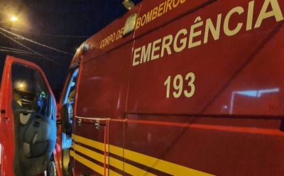 Rapaz tem surto e coloca fogo na própria casa 