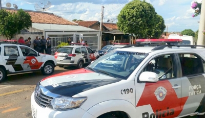 Dupla rouba empresário e leva R$ 5 mil