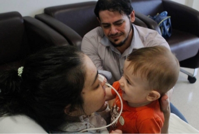 Emoção marca reencontro de mãe internada na UTI com bebê 