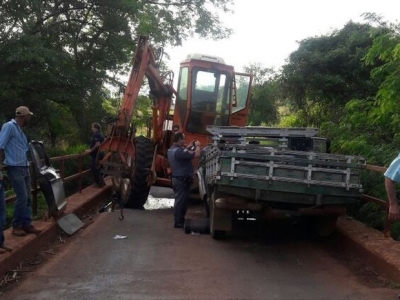 Caminhonete e pá carregadeira batem de frente em ponte