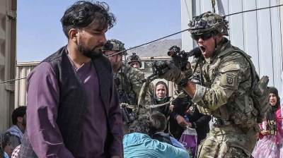 Tentativa de fuga de afegãos tem tumulto e mortes em aeroporto