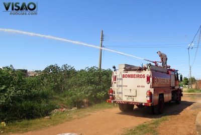 Grande incêndio em vegetação assusta moradores na zona norte