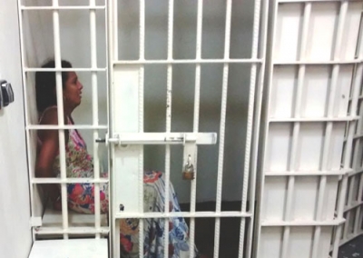 Mulher é presa e chora na cela depois de tentar roubar carteira