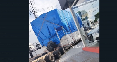 Carreta transportando equipamentos fica enroscada em Marília