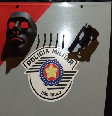 Detento é capturado com máscara e revólver