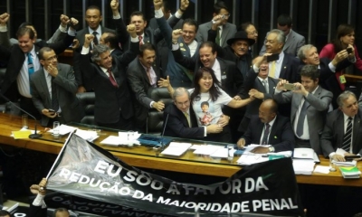 Câmara aprova em 1º turno nova proposta para reduzir maioridade 