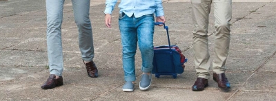 Menino de 8 anos é "devolvido" duas vezes, e é adotado por casal gay