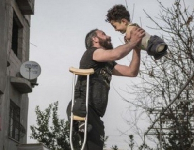 Foto de pai e filho vítimas da Guerra na Síria vence prêmio internacional