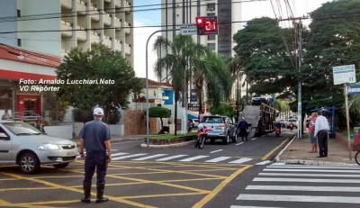 Carreta "cegonha" fica enroscada em fios, no centro