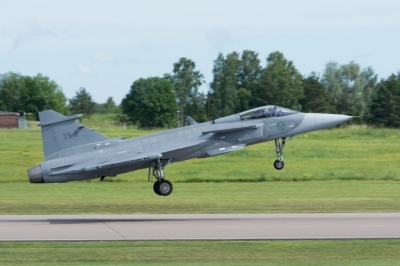 Novo caça da FAB faz primeiro teste